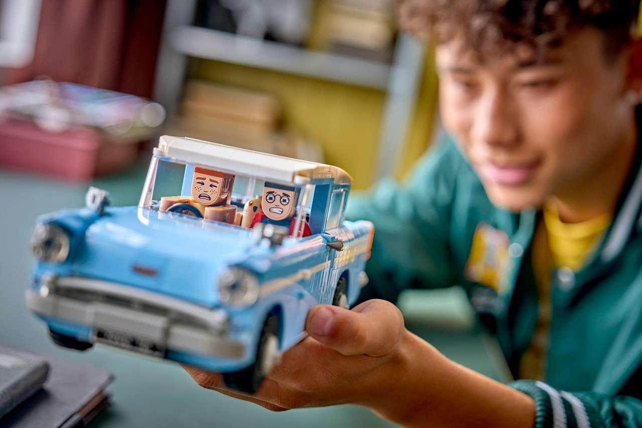 76470 Enchanted Flying Ford Anglia